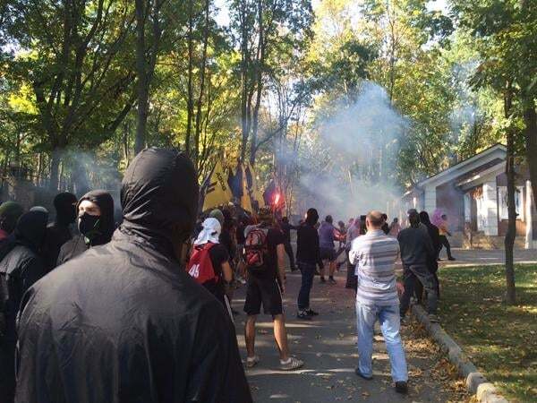 В Харькове "азовцы" пикетировали дом Добкина: в ход пошла взрывчатка