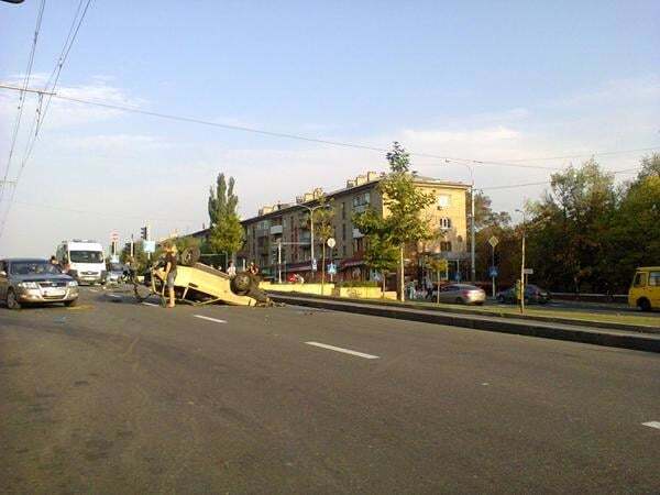 Груды железа: в Донецке террористы на Chrysler перевернули "девятку" и протаранили троллейбус. Фоторепортаж