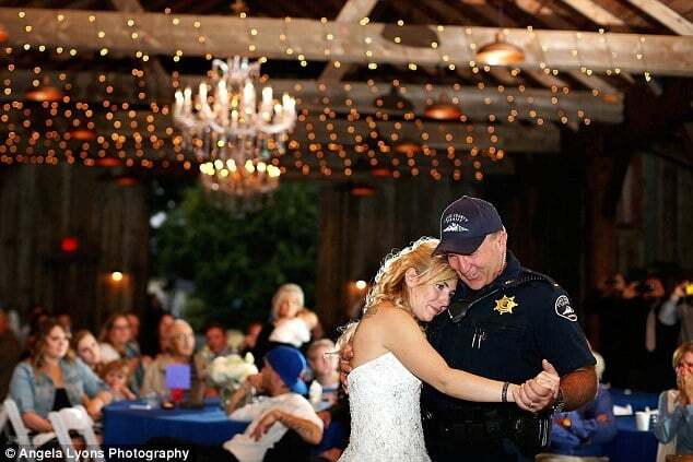 Наречена на весіллі отримала зворушливе "послання" від загиблого батька-поліцейського