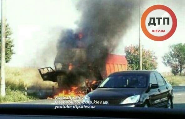 У Києві згоріла вантажівка: фото з місця ДТП