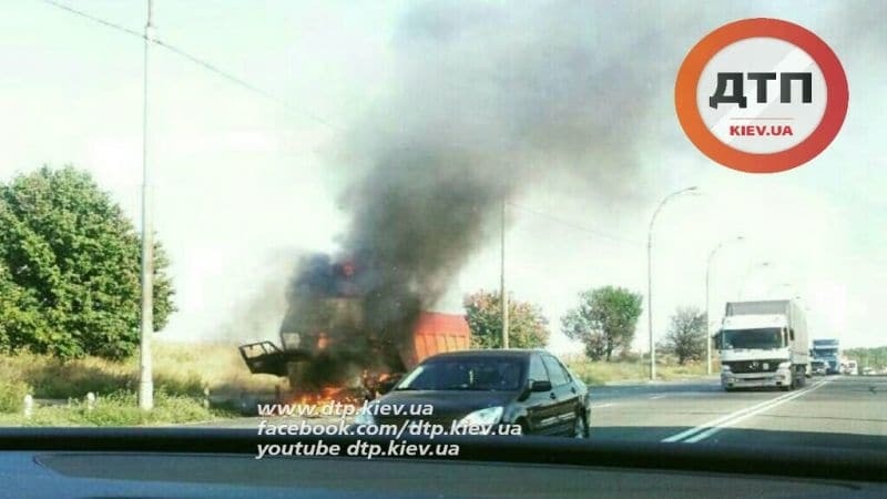 У Києві згоріла вантажівка: фото з місця ДТП