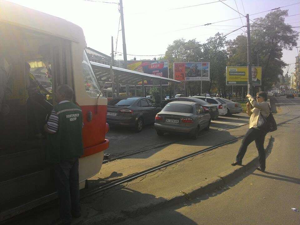 В Киеве провинциал заблокировал движение трамваев: фото нарушителя