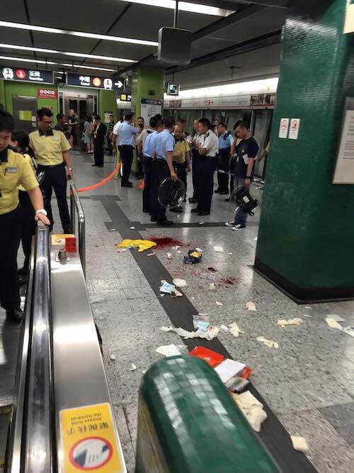 В Гонконге девятеро с ножами устроили резню в метро: фото с места ЧП