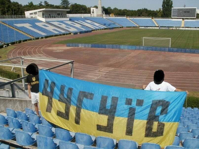 Крым - Украина! Фаны на стадионе в Симферополе вывесили украинский флаг