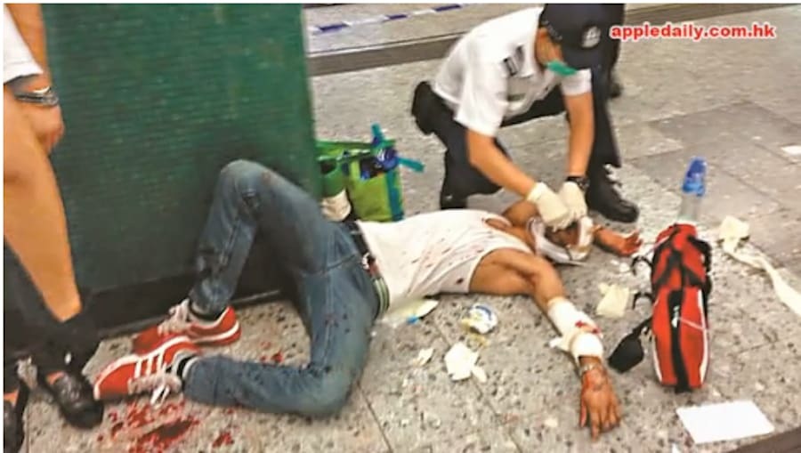 У Гонконзі дев'ятеро з ножами влаштували різанину в метро: фото з місця НП