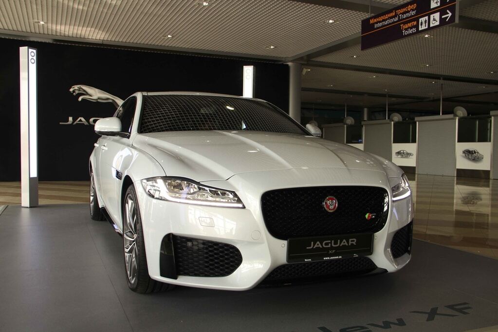 На злітній смузі Борисполя "засвітився" новий Jaguar XF