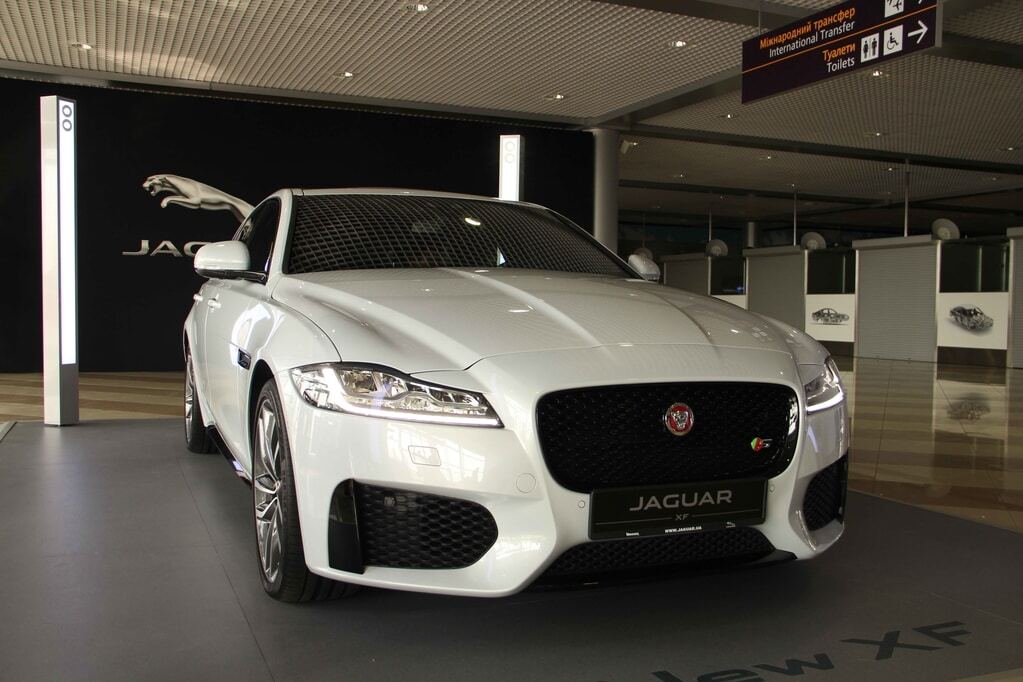 На взлетной полосе Борисполя "засветился" новый Jaguar XF: эксклюзивные фото