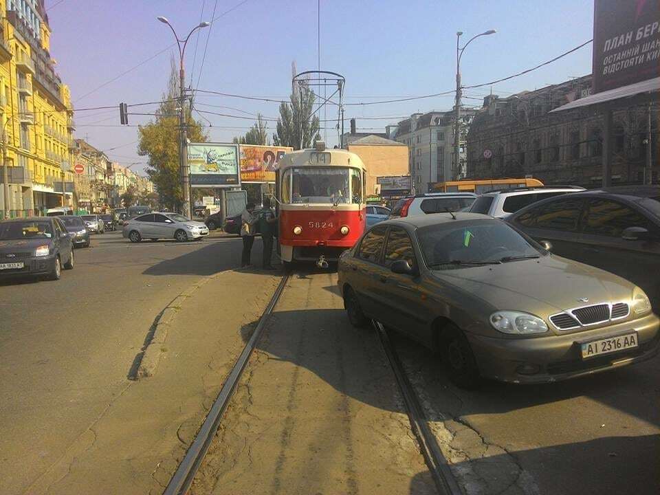 В Киеве провинциал заблокировал движение трамваев: фото нарушителя