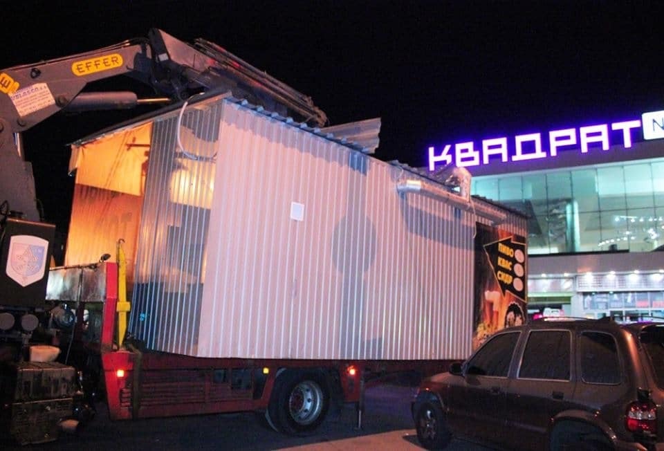 У Києві демонтували МАФи біля Арки Дружби народів