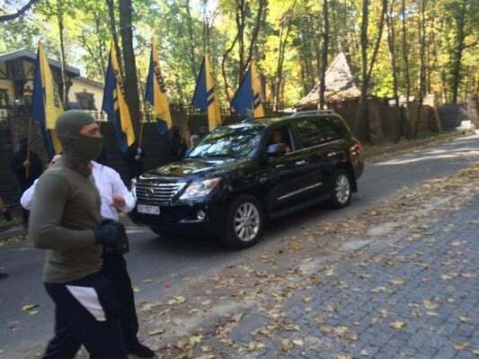 В Харькове "азовцы" пикетировали дом Добкина: в ход пошла взрывчатка