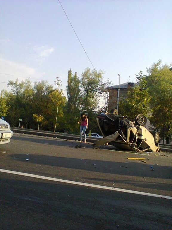 Груды железа: в Донецке террористы на Chrysler перевернули "девятку" и протаранили троллейбус. Фоторепортаж