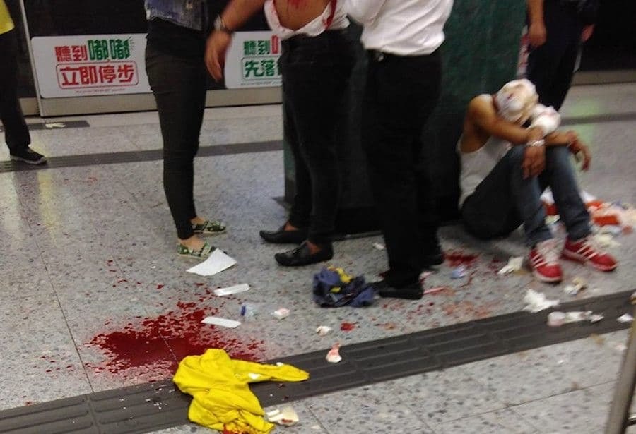 У Гонконзі дев'ятеро з ножами влаштували різанину в метро: фото з місця НП