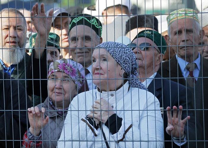 На открытии мечети в Москве мусульман держали "за решеткой": опубликованы фото