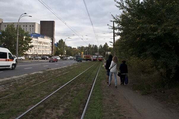 У Києві трамвай їхав без колеса: фотофакт