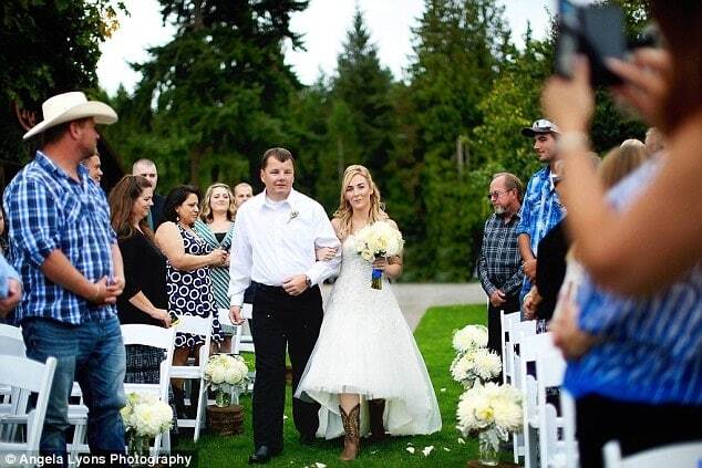 Невеста на свадьбе получила трогательное "послание" от погибшего отца-полицейского