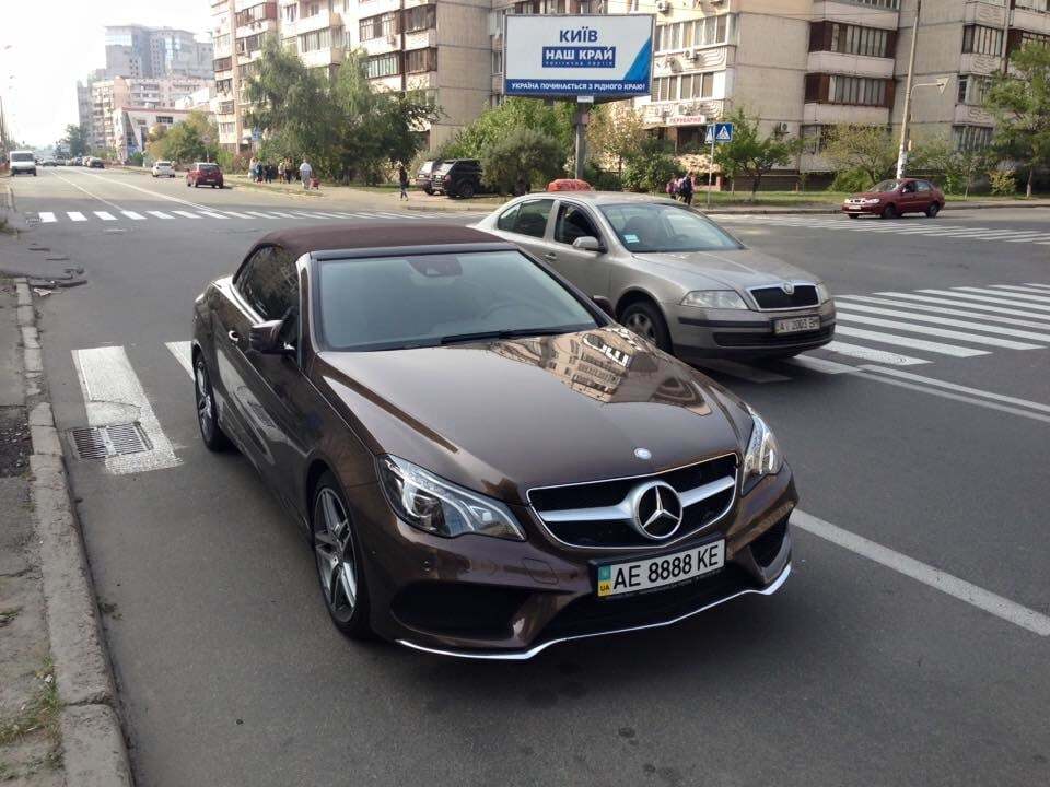 Люксовый автохам: Mercedes "бросил якорь" на "зебре" посреди дороги