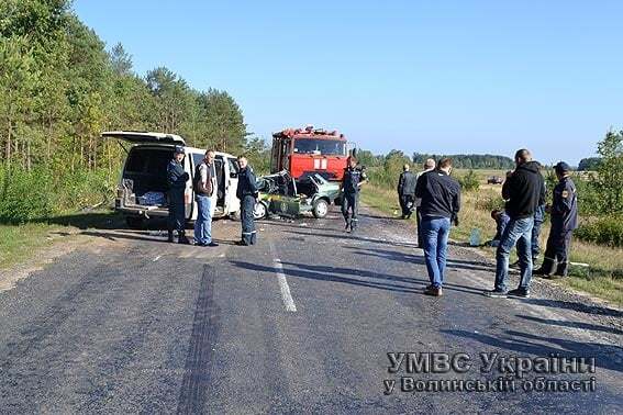 В лобовом ДТП на Волыни погибли двое людей: фото с места аварии
