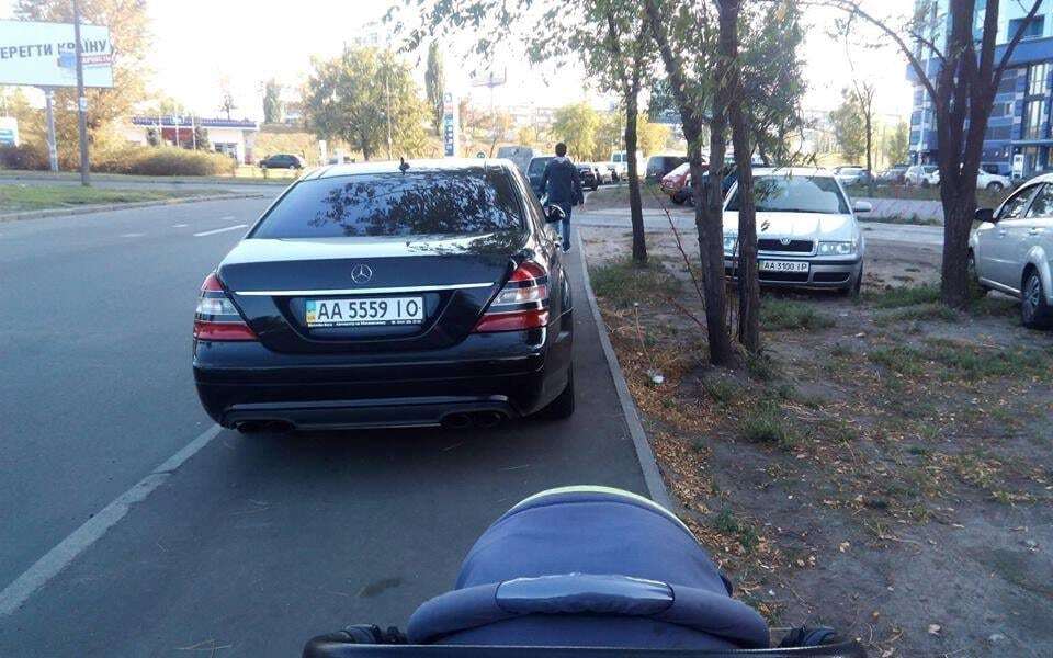 Автохам на Mercedes "наплевал" на детскую коляску: фотофакт