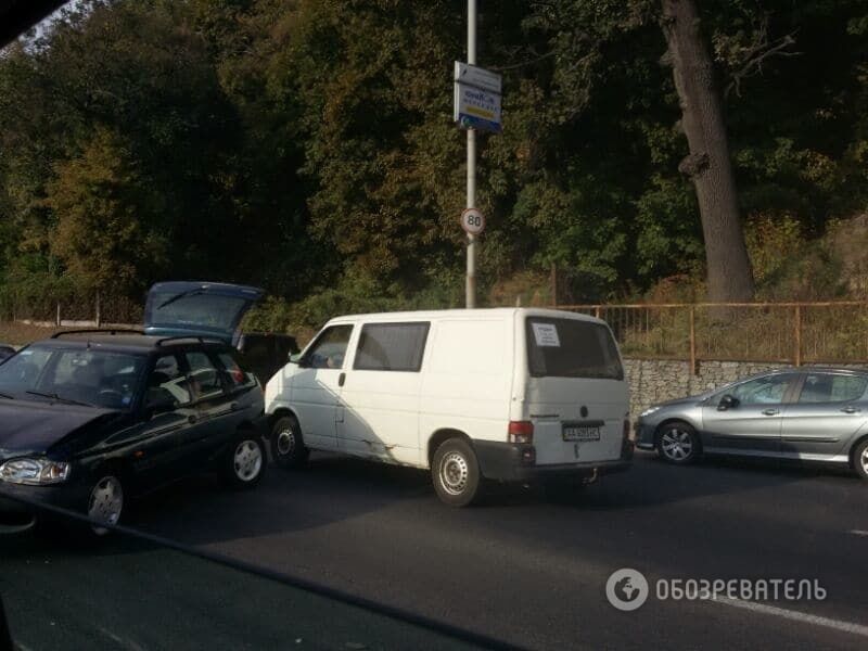 У Києві вранці утворився затор через масове ДТП: фотофакт