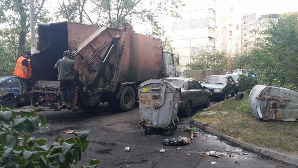 "Фейковая уборка": в Киеве коммунальщики убрали мусор, который сами разбросали