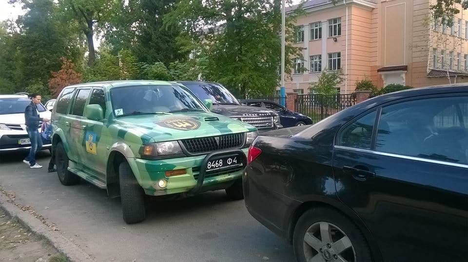 Утренние "герои парковки": кто первый встал, тот и заблокировал проход к школе в Пуще-Водице