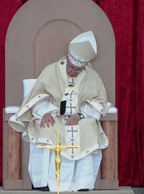 Папа Римский уснул во время своей мессы в США: фотофакт