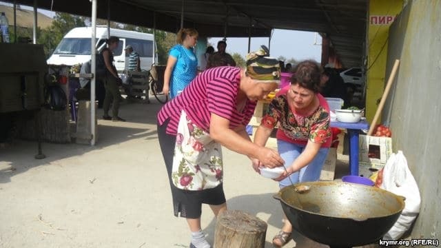 Сцена, дрова і буржуйки. Учасники блокади Криму приготувалися до зими: опубліковані фото