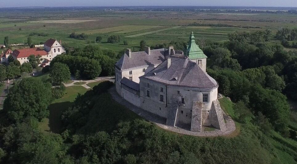 Величественные замки Украины с высоты птичьего полета: потрясающие фото