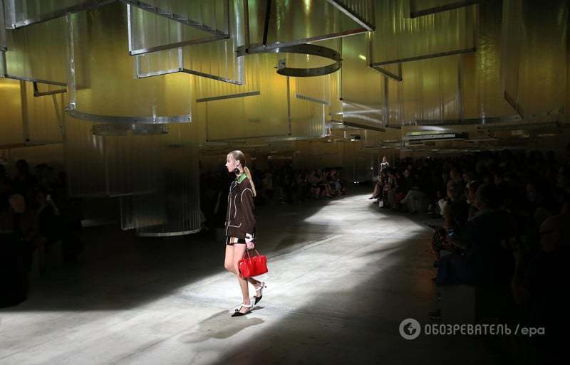 Показ Prada на Неделе моды в Милане: ретро-футуризм и яркие принты