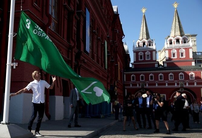 Російський олімпійський чемпіон вийшов на Червону площу з прапором на підтримку ООН