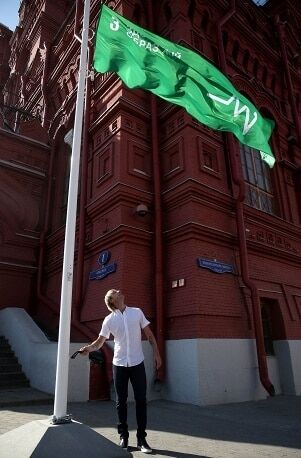 Російський олімпійський чемпіон вийшов на Червону площу з прапором на підтримку ООН