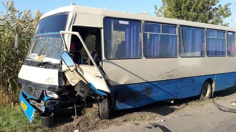 В аварії на Донеччині постраждали 8 дітей: фото з місця ДТП