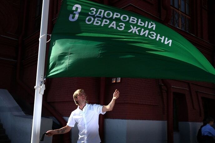 Российский олимпийский чемпион вышел на Красную площадь с флагом в поддержку ООН