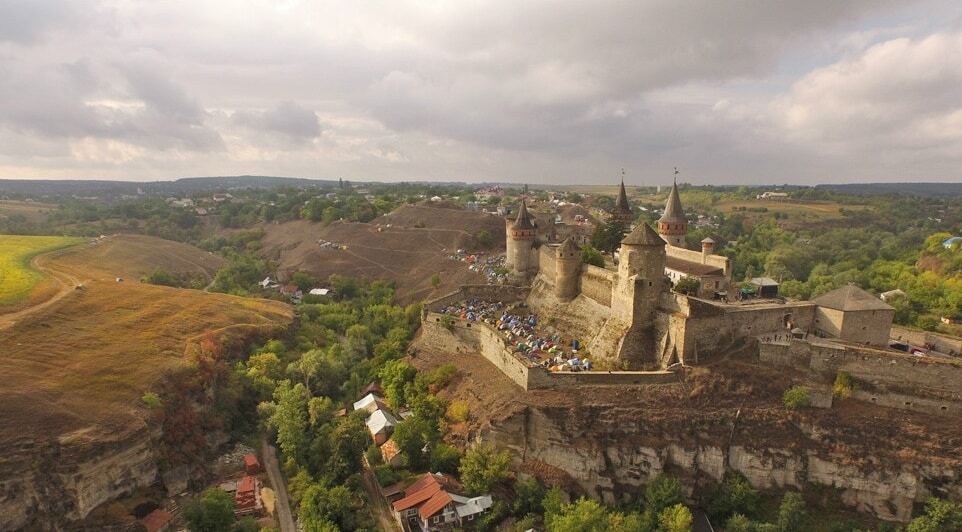 Величественные замки Украины с высоты птичьего полета: потрясающие фото