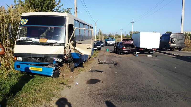 В аварии на Донетчине пострадали 8 детей: фото с места ДТП