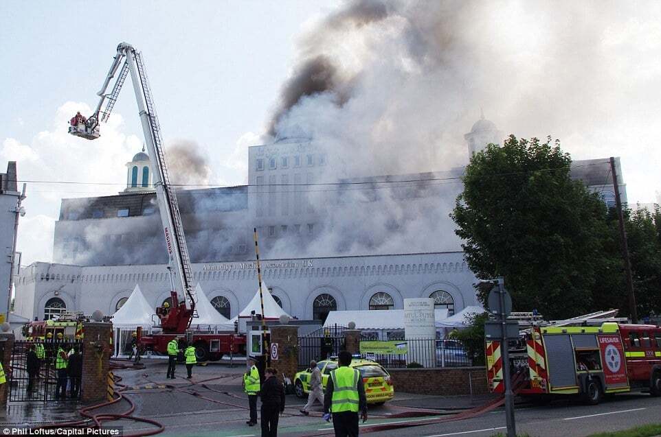 У Лондоні спалахнула найбільша мечеть в Західній Європі: опубліковані фото