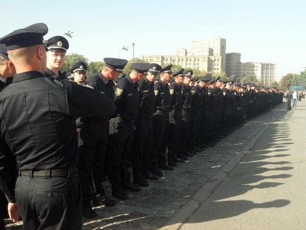 Все равны, как на подбор: в Харькове приняли присягу 800 патрульных. Фото с полицией
