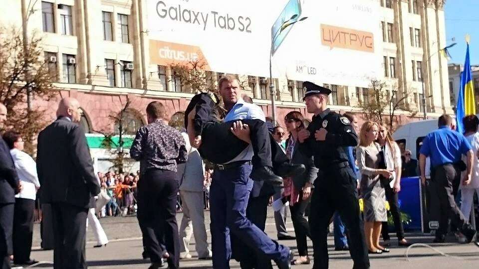 На присяге в Харькове полицейская упала в обморок