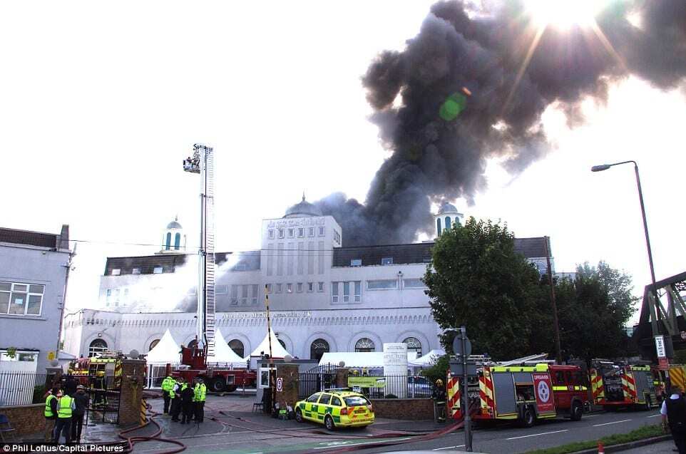 В Лондоне вспыхнула крупнейшая мечеть в Западной Европе: опубликованы фото