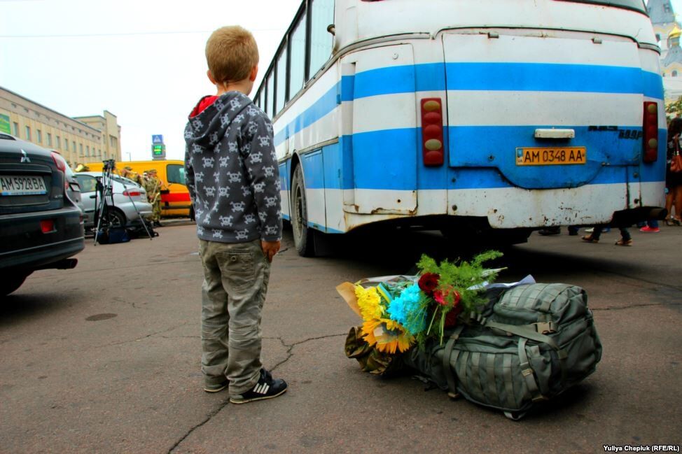 Квіти і сльози. У Житомир повернулися легендарні "кіборги": фоторепортаж