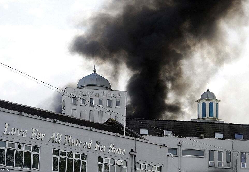 В Лондоне вспыхнула крупнейшая мечеть в Западной Европе: опубликованы фото
