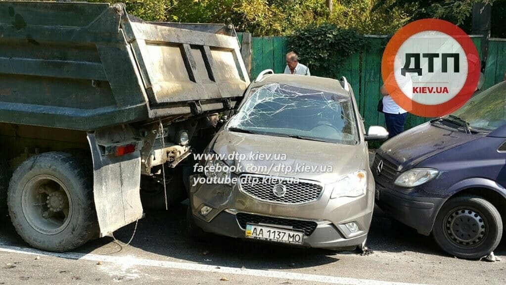 У Києві сталася масштабна ДТП: розбито 5 авто. Фото з місця аварії
