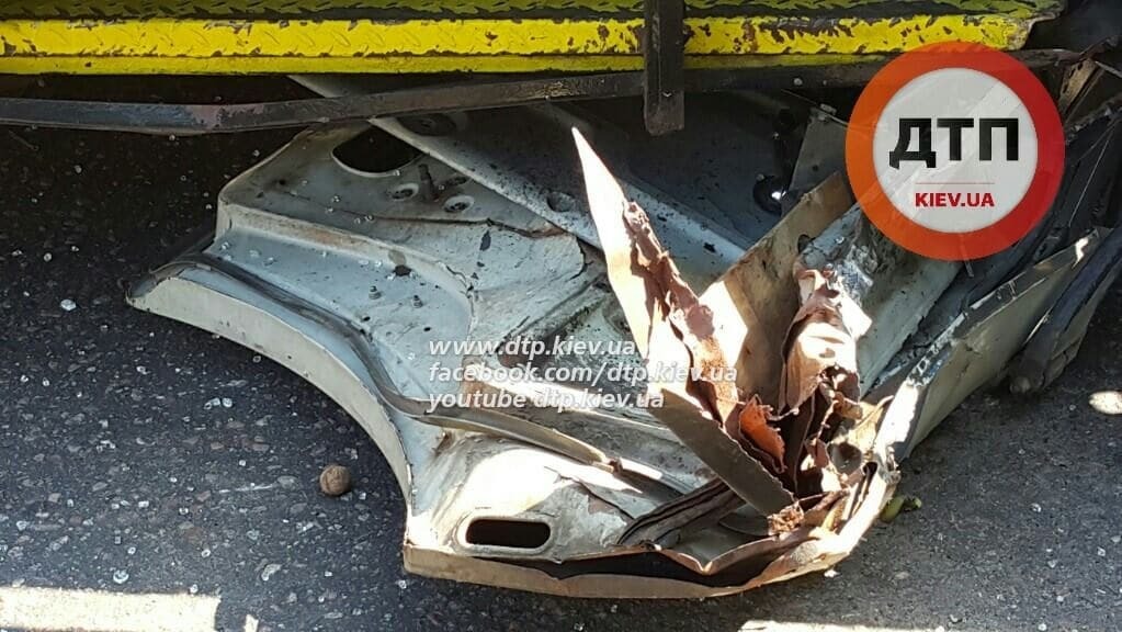 У Києві сталася масштабна ДТП: розбито 5 авто. Фото з місця аварії