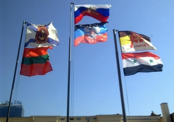 В центре Донецка террористы подняли флаг Сирии: фотофакт