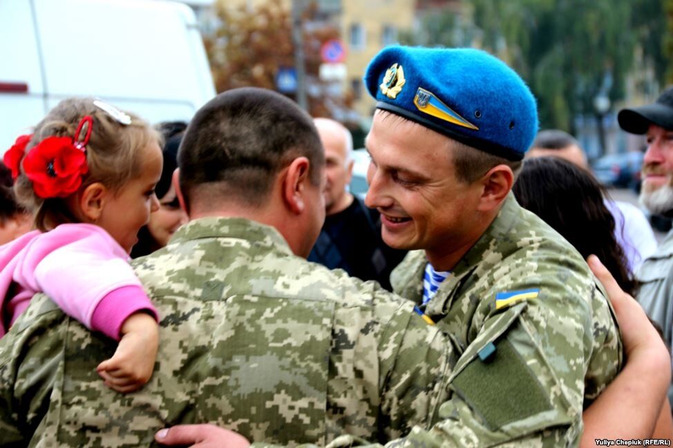 Цветы и слезы. В Житомир вернулись легендарные "киборги": фоторепортаж