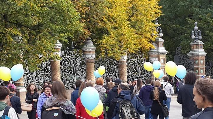 В небо над Питером запустили сотни воздушних шаров, символизирующих Украину