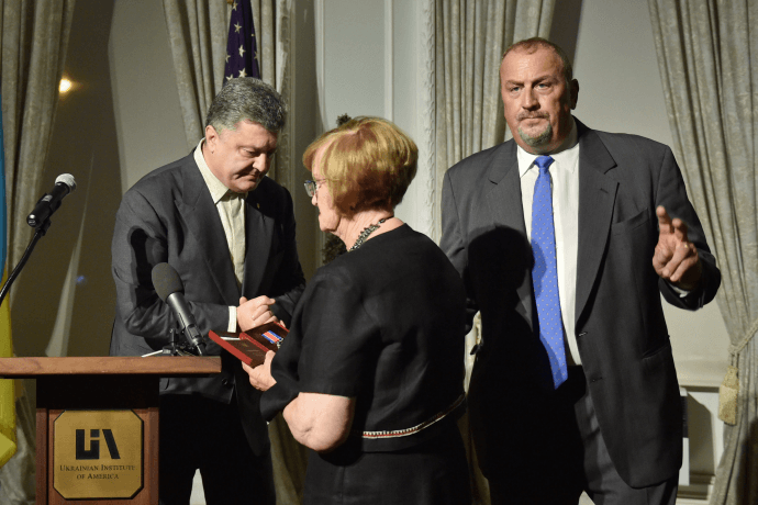 Порошенко наградил погибшего на Донбассе добровольца из США