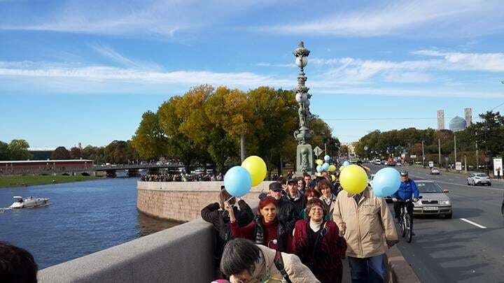 У небо над Пітером запустили сотні повітряних куль, що символізують Україну