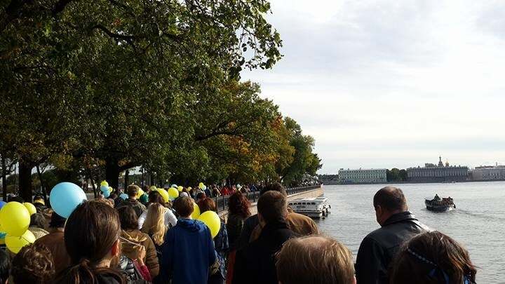 В небо над Питером запустили сотни воздушних шаров, символизирующих Украину