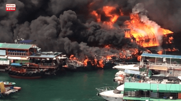 В Гонконге взорвался танкер с горючим: загорелось много судов